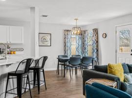 Modern, family friendly home w garage, huge yard!, hotel a Leander