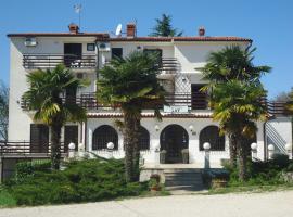 Apartments Lav, hotel with parking in Umag