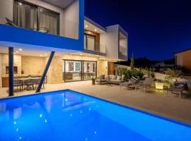 Villa Seven Seas with heated pool and jacuzzi by the sea