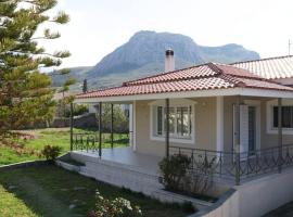 Fina's House, hotel con estacionamiento en Kórinthos