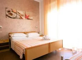 Hotel Villa Gioiosa、リミニにあるフェデリコ・フェリーニ国際空港 - RMIの周辺ホテル