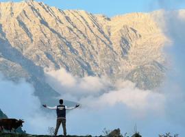 ๋ค๋์ฌ๋ผ์ ์์นํ ํธํ
Triund Trek and Camping