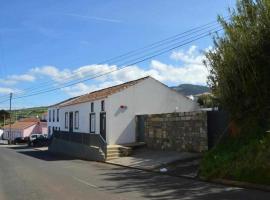 Casas do Vale A Taberna Casa ideal para 2, hotel v mestu Nordeste