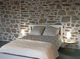 Chambre indépendante - style studio - avec jardin à la campagne, hotel v destinaci Junhac