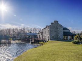 Borwick Lakes Holiday Caravan (Partial Lake View), hotel em Borwick