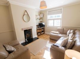 Mulberry Cottage - Cosy 3 Bed Cottage near Lytham Windmill, semesterhus i Lytham St Annes