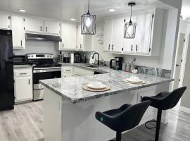 Cozy Getaway with King bed & 70inTV, hotel i Carmichael