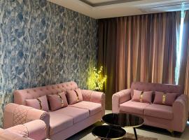 LUXURIOUS AND SPACIOUS PRIVATE ROOM IN KHARADI, NEAR EON IT PARK، بيت ضيافة في بيون