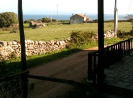 Tipico stazzo splendida vista mare, hotel in Aglientu