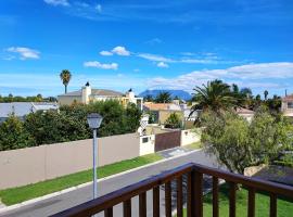 Lovely 2 bedroom condo with balcony and a view!, hotel in zona Cape Town Ostrich Ranch, Città del Capo
