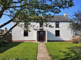 Spacious 3-Bedroom 3-bathroom country cottage, hótel með bílastæði í Haverfordwest