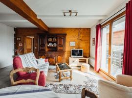 Spacious apartment with garage and balcony overlooking the mountains, semesterhus i Saint-Gervais-les-Bains