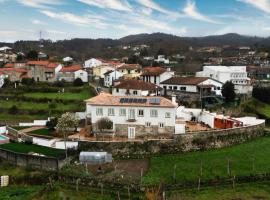 Coliving The VALLEY Portugal apartments with an office desk in each bedroom and a shared kitchen, hotell sihtkohas Vale de Cambra