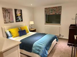 Gorgeous Cosy home 2 Miles from Heathrow Airport, hotel em Ashford