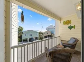Breezy Does It - Take it "br-eezy" while you stay in the heart of Carolina Beach, One minute walk to the beach! condo