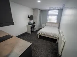 FREE PARKING Cosy Studios in Guest House close to city and QE and UOB!