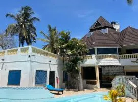 Lovely 5-Bed Room House With a swimming Pool