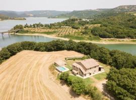 CASALE AL LAGO con PISCINA E SAUNA, παραλιακό ξενοδοχείο σε Corbara