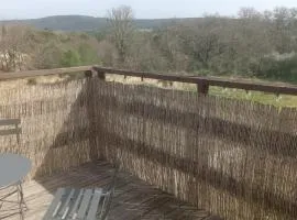 La Chouette Villa, chambre Mazet de 11m2 pièce sous-pente accés par escalier en bois