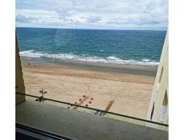 Romántica vista al paseo marítimo de Cádiz