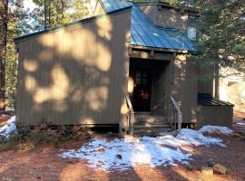 RC8 - Cute & Cozy Cabin, Hotel in Black Butte Ranch