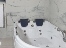 ELEGANT ROOMS - ULTRACENTRAL - jacuzzi cu hidromasaj, hotel con bañera de hidromasaje en Oradea