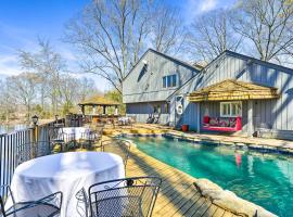 Stunning Southaven Estate Pool and Spacious Deck!, hotel familiar a Southaven