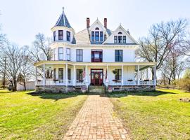 Creekfront Yellville Manor with Parlors and Fire Pit!, hotell med parkering i Yellville