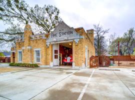 Historic, Renovated Fire Station Vacation Rental!, vila di Tulsa