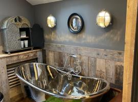 The Cocktail Lounge at Cheshire Boutique Bathhouse, vacation rental in Nantwich