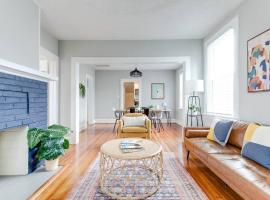 Private Boho Bungalow 10 Minutes to Downtown RVA!, bungalow en Richmond