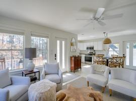Beach Cottage with Fire Pit Less Than 6 Mi to Nags Head!, hotel in Manteo