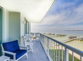 Pensacola Beach Vacation Rental with Private Balcony, hotel v mestu Gulf Breeze