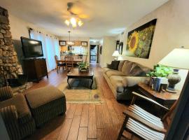 Forest view, log-sided two bedroom, two bath condo on Lake Ouachita, condo, hotel di Mount Ida