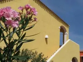 Ampio trilocale climatizzato in Villaggio con piscina estiva 400m dal mare in Gallura