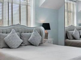 Hampstead Opulence Apartment - Luxurious Split Level Property: Londra, Kenwood House yakınında bir otel
