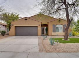 8 Mi to Sports Complex Peoria Home with Hot Tub!，位于皮奥里亚的酒店