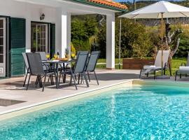 Villa Coral - Private Heated Pool & Hot tub, cheap hotel in Famalicão