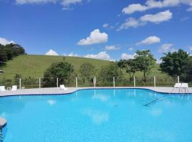 Pousada Vida feliz, farm stay in Águas de Lindóia