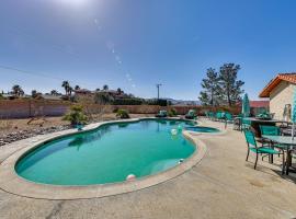 Spacious Apple Valley Home with Pool and Yard!, ξενοδοχείο με πισίνα σε Apple Valley