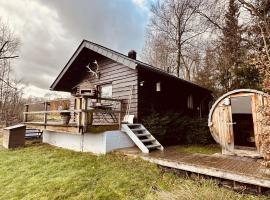 Rustic Chalet ultimate relaxation in the forest, hotel familiar en Sourbrodt