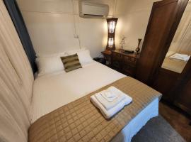 Adorabe 1-Bedroom guesthouse with free parking on premises, hotel med parkering i Melbourne