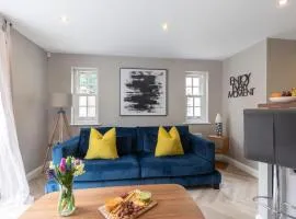 Elliot Oliver - 2 Bedroom Garden Apartment With Parking