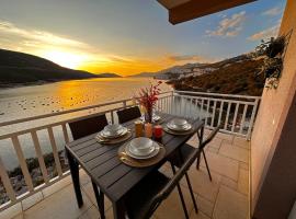 Beautiful fully renovated apartment BY THE SEA, large balcony with enchanting views, Hotel in Neum