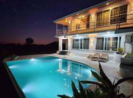 The Riverside Estate - 2Bedroom Private Pool Villa in Udaipur, 3 žvaigždučių viešbutis mieste Udaipuras