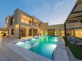 Adam's Luxury Villa DeadSea: Sowayma şehrinde bir otel