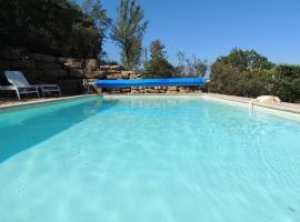 Nice holiday home in Buisson with parking, ξενοδοχείο σε Buisson