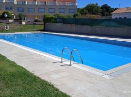 CHALET CON PISCINA EN MIÑO-Perbes, hotel familiar en Miño