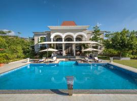 SaffronStays Zuma Villa, Pawna - luxury villa with a heated pool, sports court and gym, hotel Malavli városában