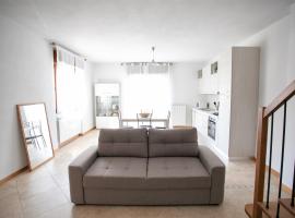 IseoLakeRental - Appartamento Iris, hotell i Solto Collina